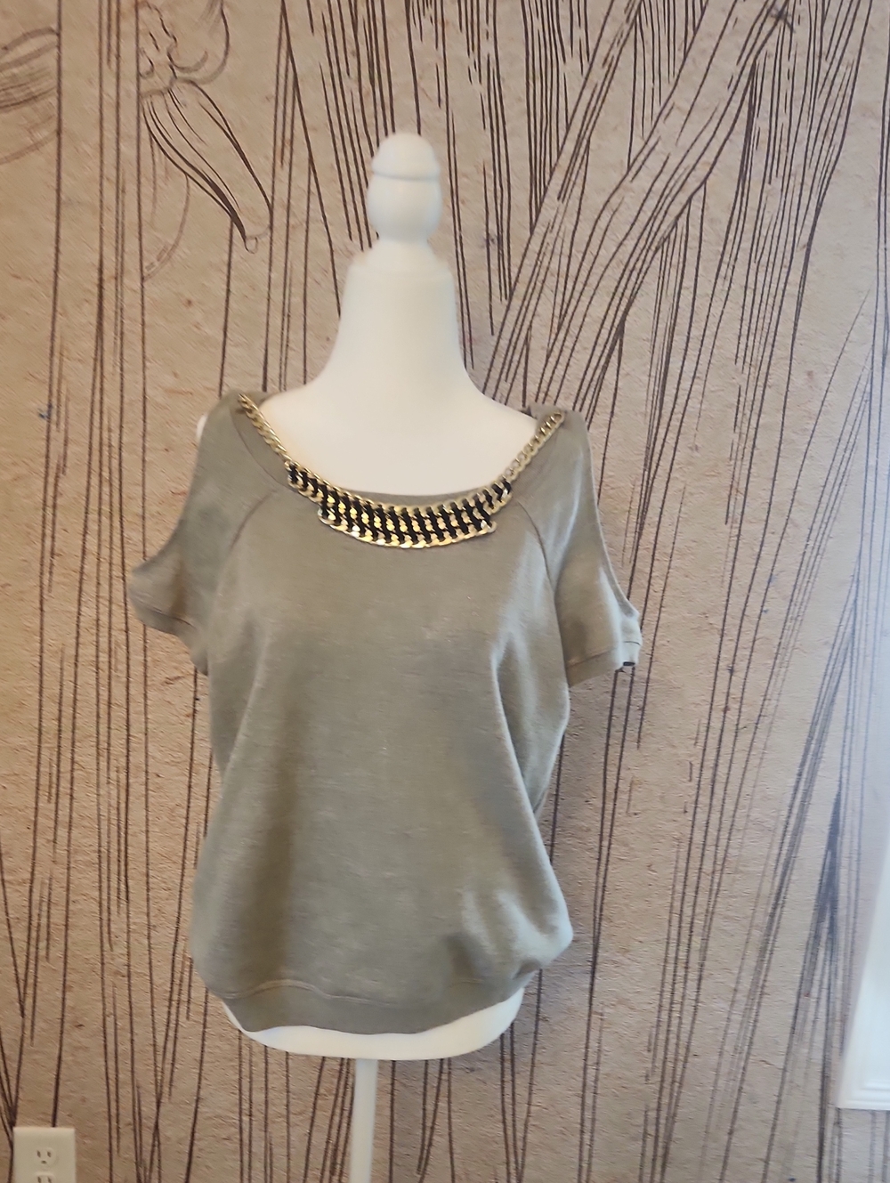 bebe Grey Short Sleeve Cold Shoulder Top with Gold Chain Detail